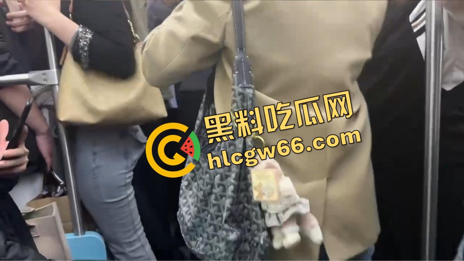 北京地铁飞机哥裤链一拉当场开演，结果精液飙偏射人屁股，妹子一边哭一边喊变态！-11