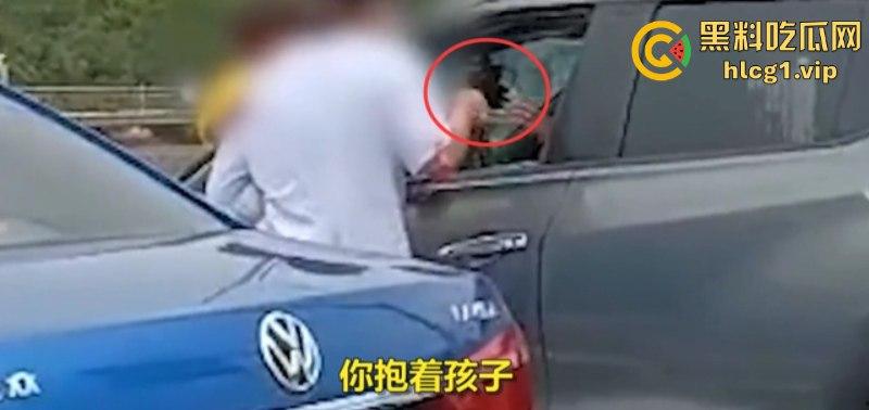 山东又又又上分了！宝妈追尾抱着孩子拿小刀刺前车司机！-4