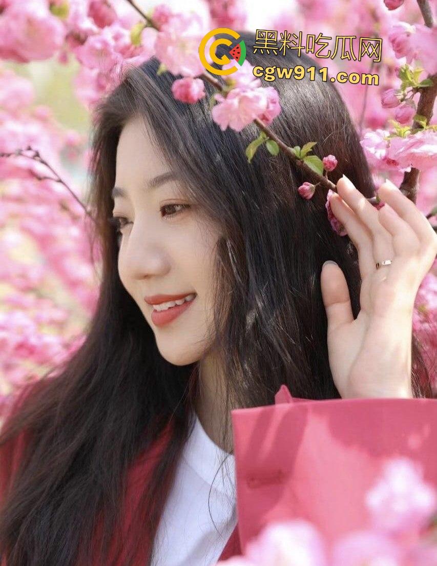 神仙颜值女大学生变骚浪母狗，金主鸡巴爆操，狂野骑乘如烈马，想不到女的骚起来不分学历！-1