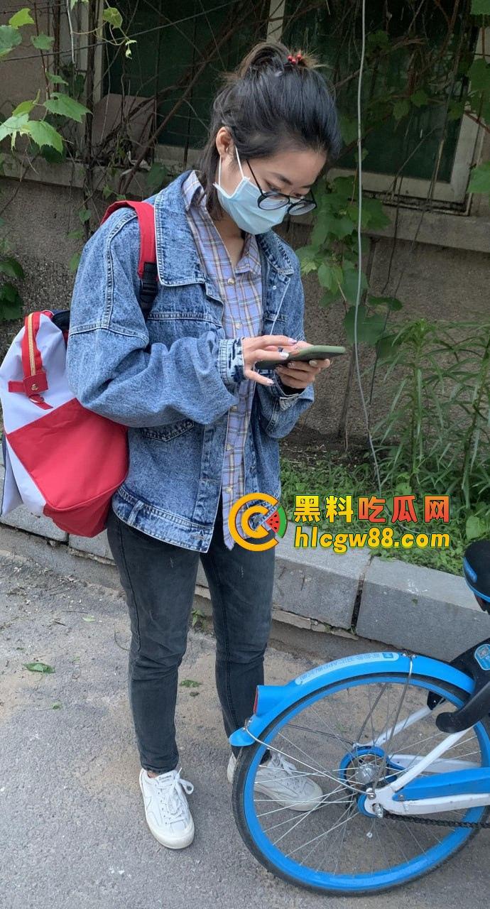 广东普宁共享单车都能骑出艳遇？随手搭讪个眼镜妹，结果一路聊回家被反差骚货直接给日了！-1