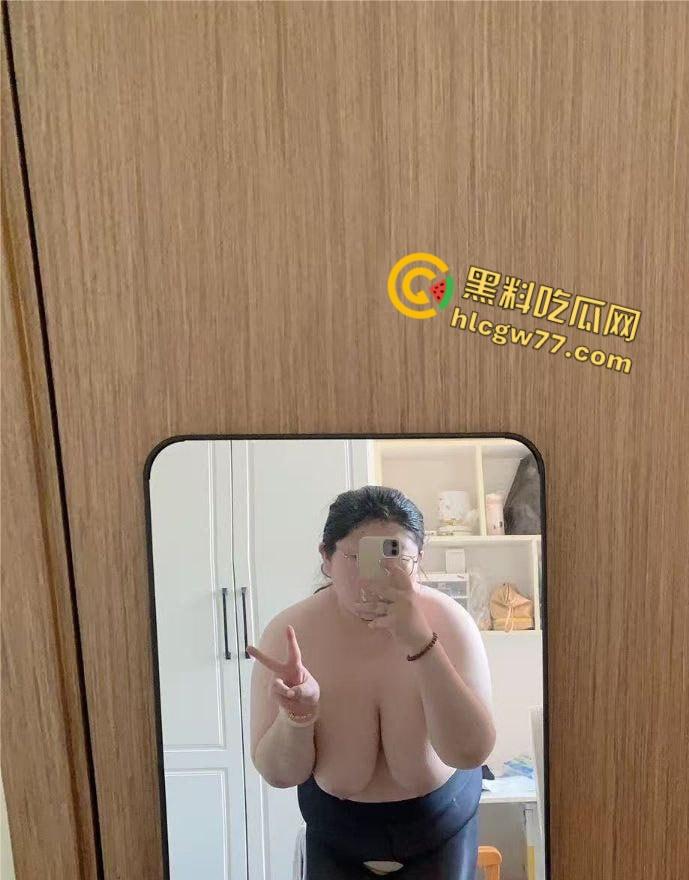 山东大奶母猪出轨视频流出，骚货饥渴难耐，肉棒满足不了还要加一根香蕉!-4