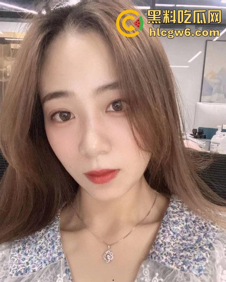 河北【张佳彤】清纯脸下的骚劲炸裂,图书馆偷玩一发,安静环境掩不住欠操的心,清纯反差简直绝了!-5