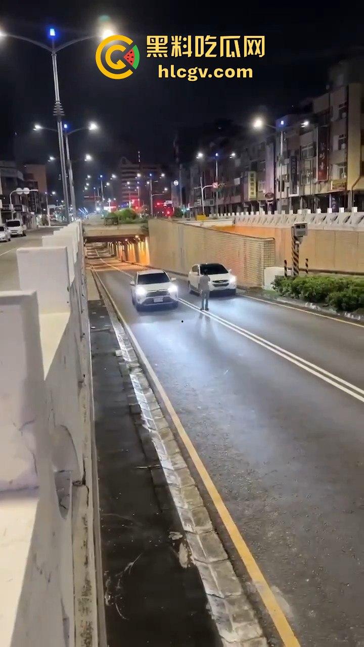 精神大叔作死站路中间，叼烟堵车挑衅！遇上精神小伙直接开揍，魔法果然得用魔法破！-9