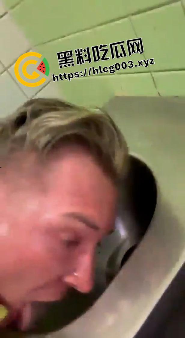 恶心到推特删帖！德国政客公共厕所舔马桶 嗦马桶刷子  太变态了-3