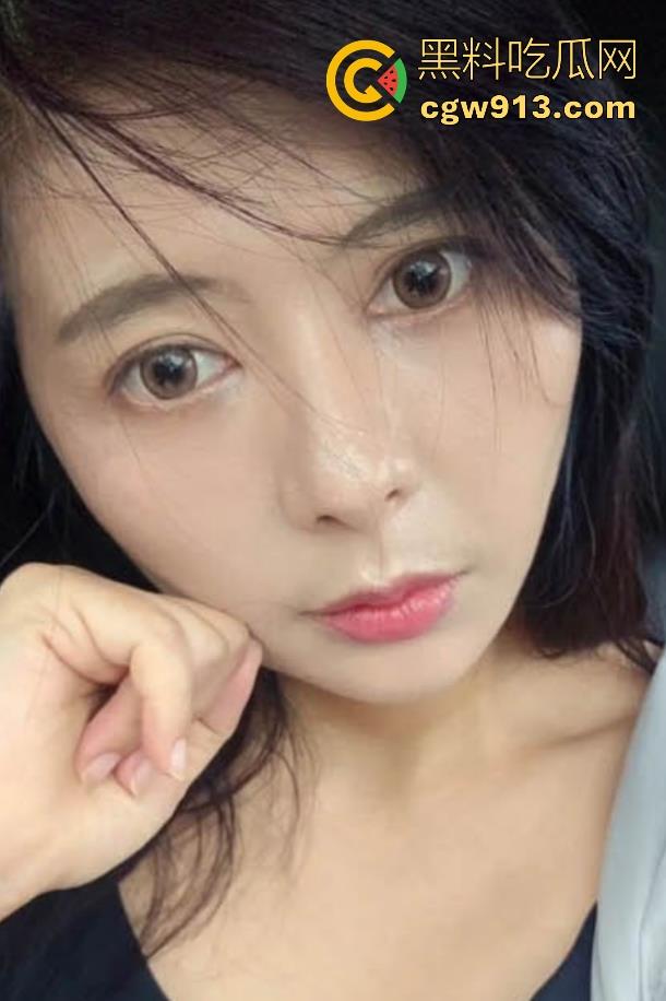 儿子客厅强操性感母亲，紧身低胸裙，肥臀与骚穴被猛烈后入，淫水四溅，呻吟失控至失禁！-3