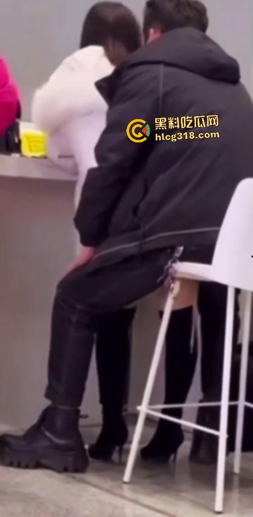 饥渴男女在大厅高凳上做爱，大衣掩盖半脱丝袜直接女上位，旁人大爷刷手机浑然不觉！-5
