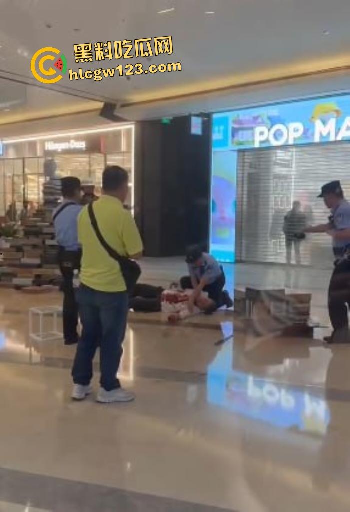 太古里男子因被朋友说穷，刀捅女子后自割咽喉，路人拿灭火器救“火”险些丧命！-5