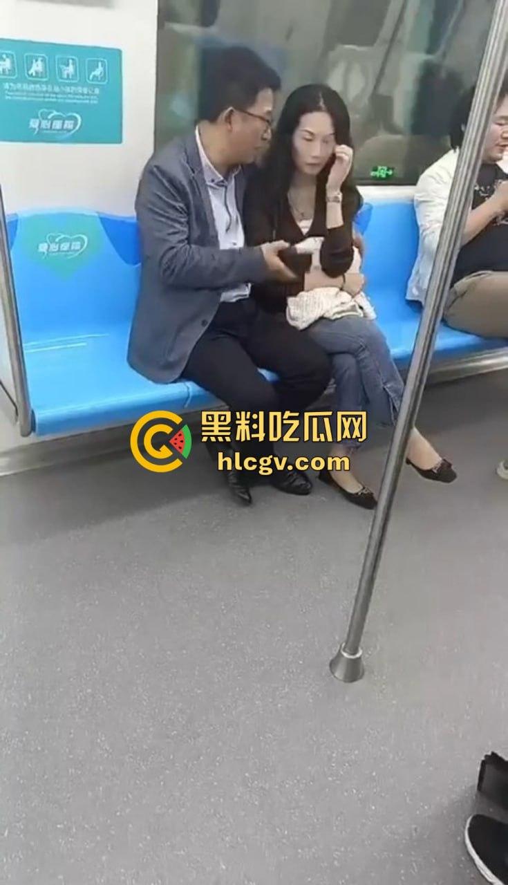 江苏地铁上演现实版约炮!骚女人妻勾搭路人抱怨老公不给力,大哥直接掏三百块约起来!-5