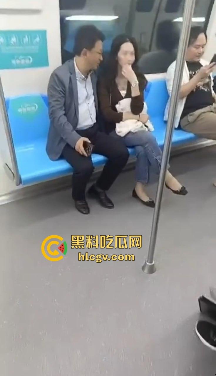 江苏地铁上演现实版约炮!骚女人妻勾搭路人抱怨老公不给力,大哥直接掏三百块约起来!-9