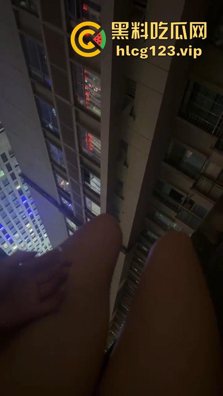 小姐姐为假金项链直播跳楼！商家不给退，网友却被她的好身材吸引！-9