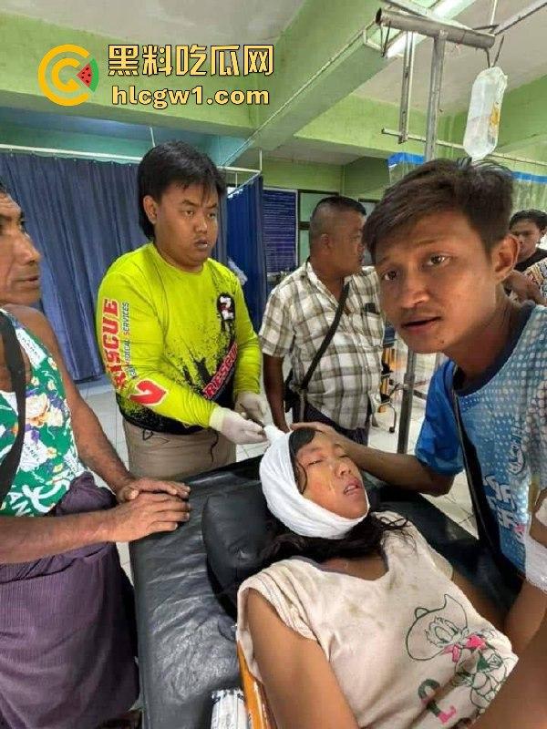 妙瓦底一女孩头部被刀插入！竹片墙掉刀酿惨剧，紧急送往泰国湄索医院！-5