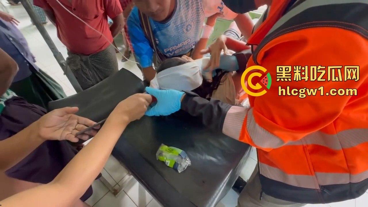 妙瓦底一女孩头部被刀插入！竹片墙掉刀酿惨剧，紧急送往泰国湄索医院！-9
