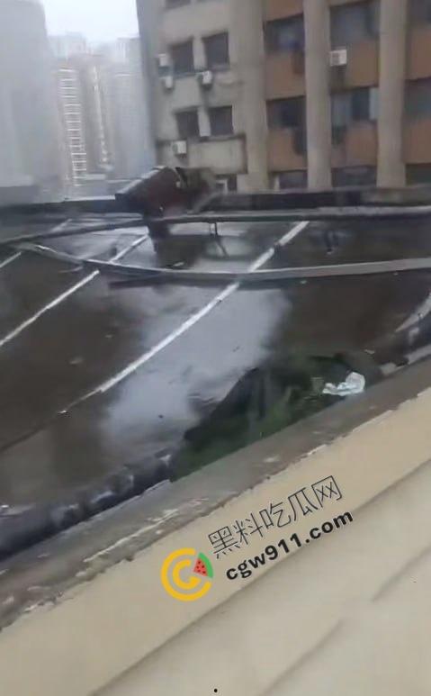 国庆悲剧！江苏东海名家厨房酒店屋顶崩裂，四人被埋碎石堆中血肉模糊，救援现场血腥惊魂！-3