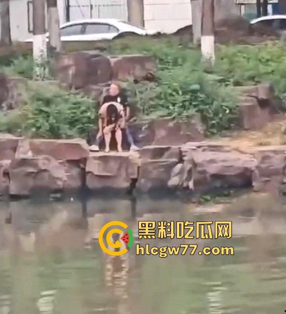 姜还是老的辣 大爷大妈真会玩 来河边偷情 一边做爱 一边看风景 性爱过程被路人全 记录！-7
