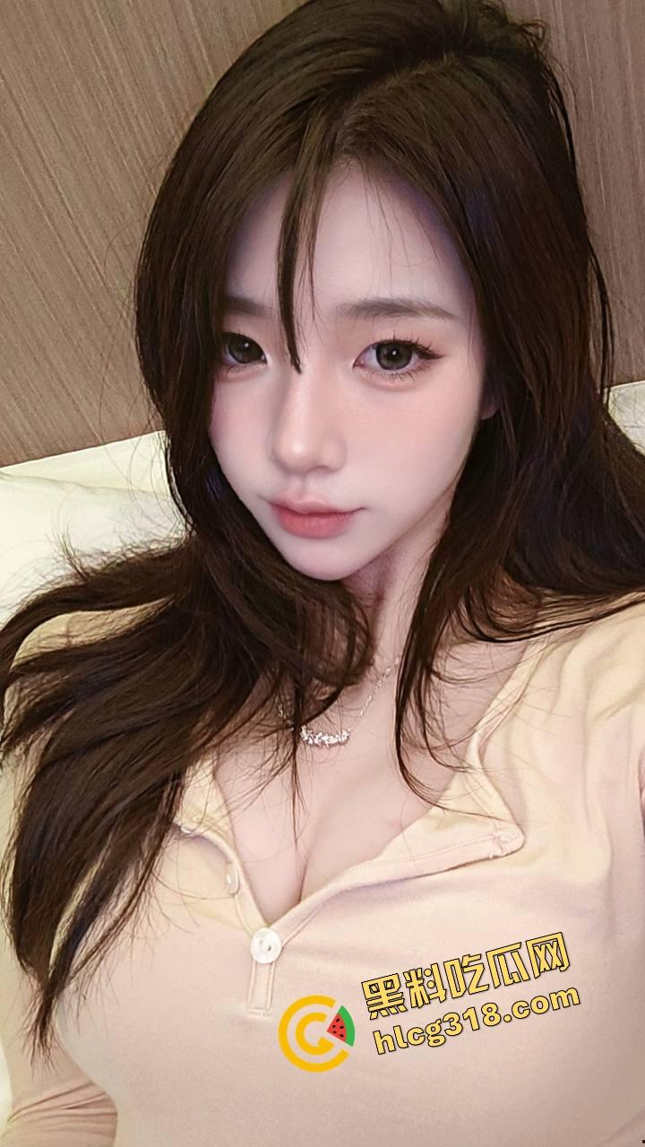 酒吧厕所整活，年轻男女激情日逼被抓个正着，妹子崩溃走出来低头躲镜头差点哭出声，表情尴尬到极致！-4