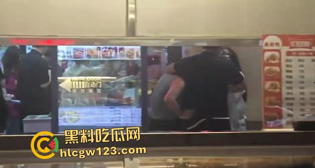 35岁渣男吃货店被A8富婆老婆抓奸！白裙怒撕灰裙小三，小伙子给你机会不中用呀！-1