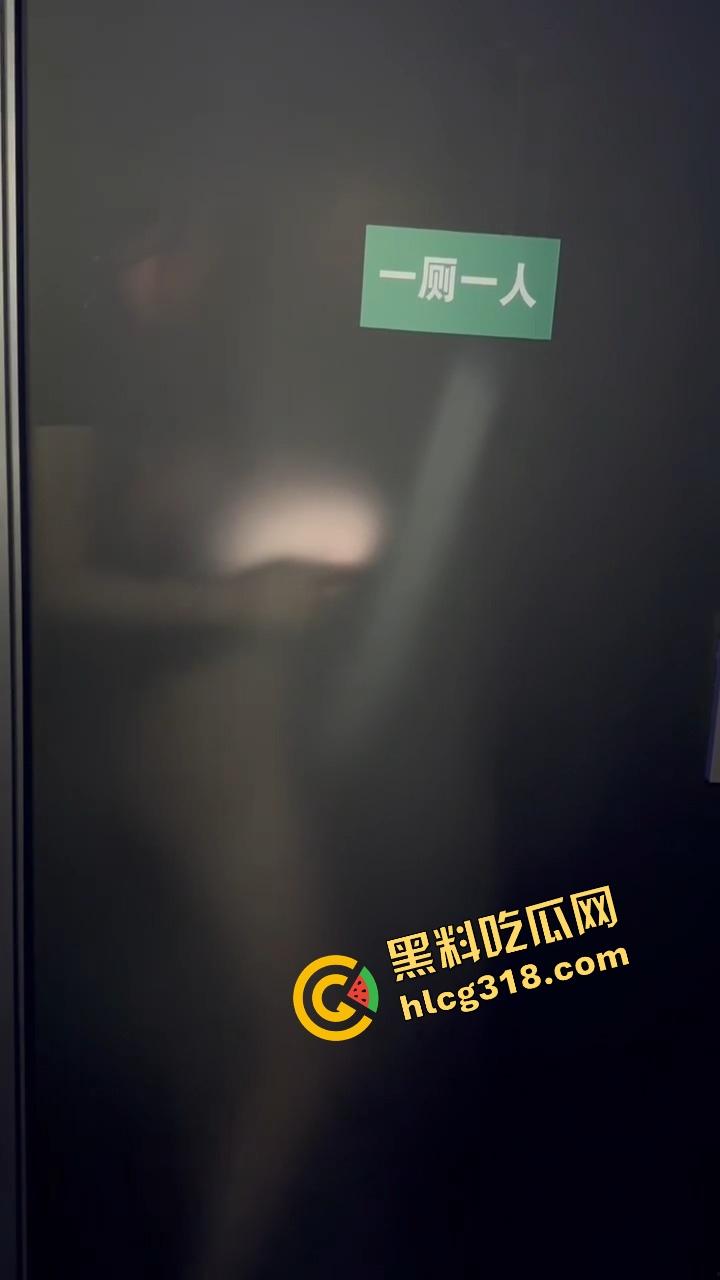 酒吧厕所整活，年轻男女激情日逼被抓个正着，妹子崩溃走出来低头躲镜头差点哭出声，表情尴尬到极致！-6