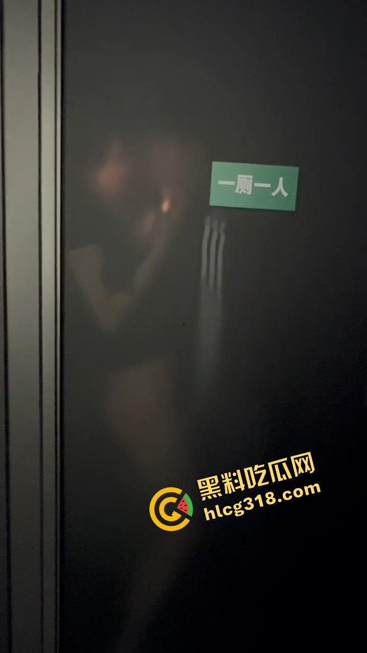 酒吧厕所整活，年轻男女激情日逼被抓个正着，妹子崩溃走出来低头躲镜头差点哭出声，表情尴尬到极致！-7