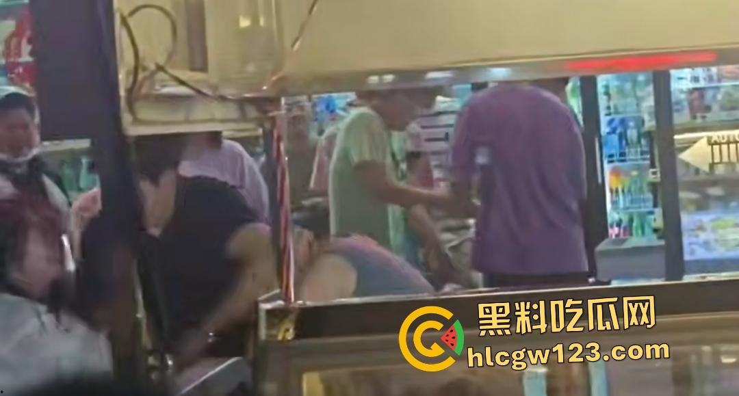 35岁渣男吃货店被A8富婆老婆抓奸！白裙怒撕灰裙小三，小伙子给你机会不中用呀！-3