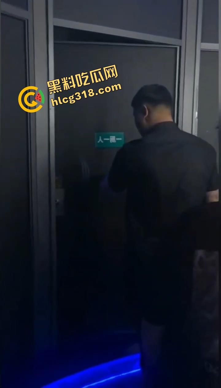 酒吧厕所整活，年轻男女激情日逼被抓个正着，妹子崩溃走出来低头躲镜头差点哭出声，表情尴尬到极致！-9