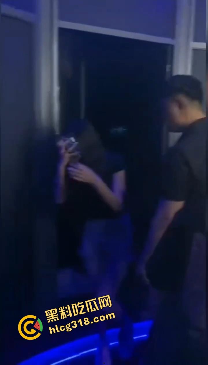 酒吧厕所整活，年轻男女激情日逼被抓个正着，妹子崩溃走出来低头躲镜头差点哭出声，表情尴尬到极致！-11