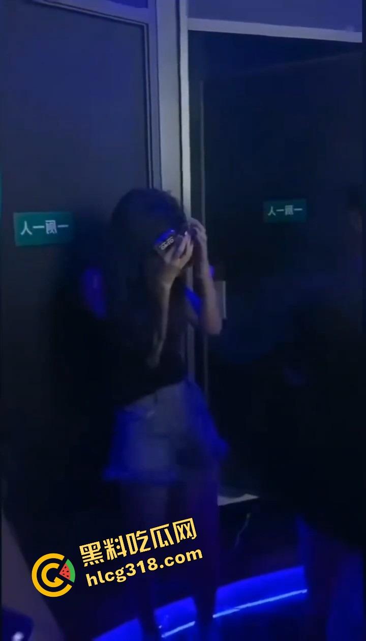 酒吧厕所整活，年轻男女激情日逼被抓个正着，妹子崩溃走出来低头躲镜头差点哭出声，表情尴尬到极致！-12