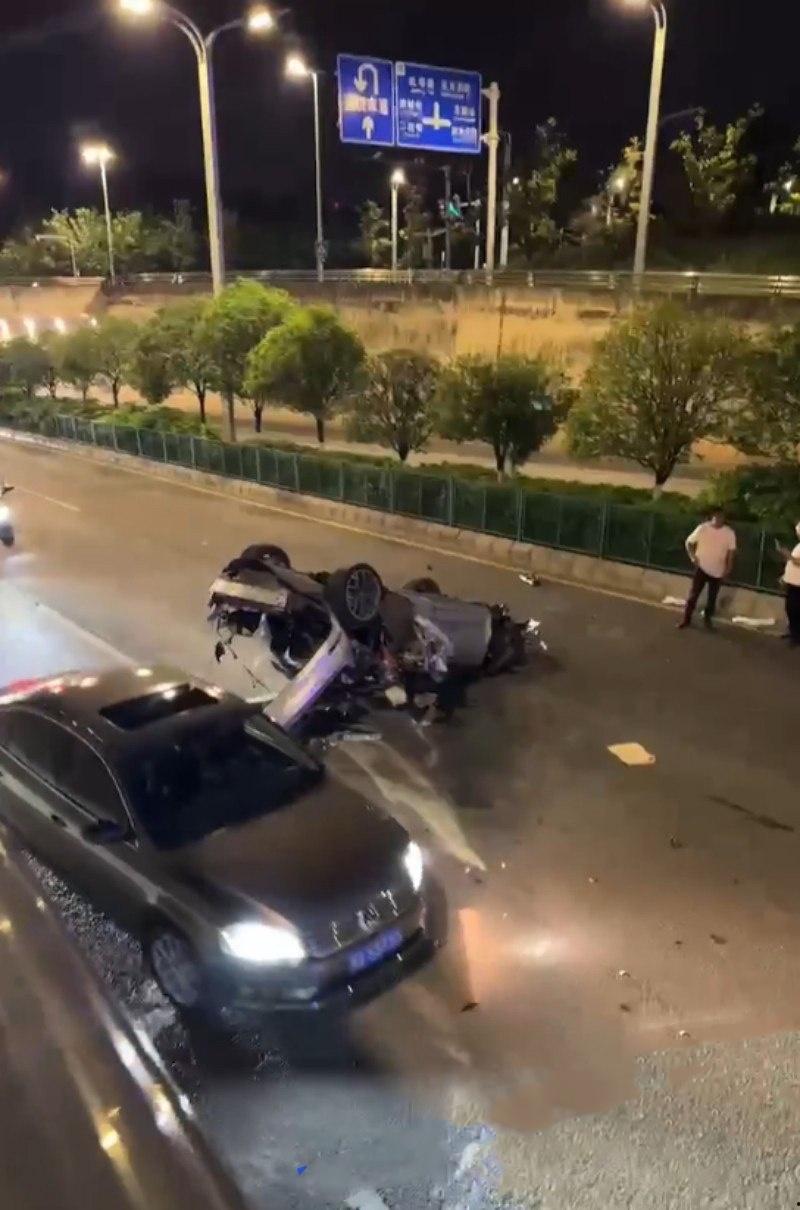 惨烈飞车爆脑！贵阳小米su7车主半夜上演激情狂飙，操作失误撞车造成1人当场死亡，现场惨烈恐怖-6