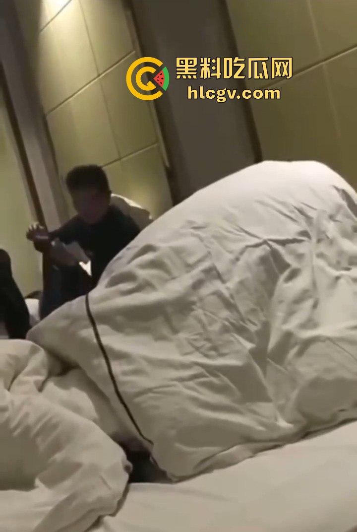 拼多多众筹给兄弟叫鸡，标间5人围观！鸡被搞得尴尬盖被子，兄弟们打牌听歌完全不尊重现场版AV！-5