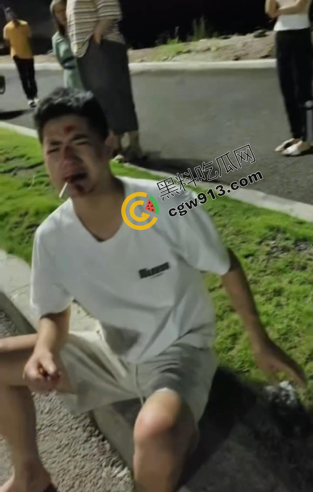 四川男子疯狂跳车险酿惨剧！网约车司机害怕惹祸赶紧录视频自保，惨烈撞脸引发全网热议-12