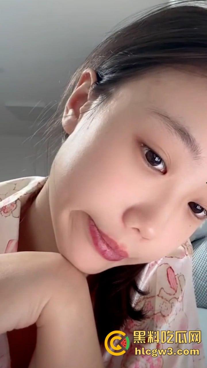 抖音美女主播露点合集 摘下项链让观众看美胸 直播间瞬间爆火-5