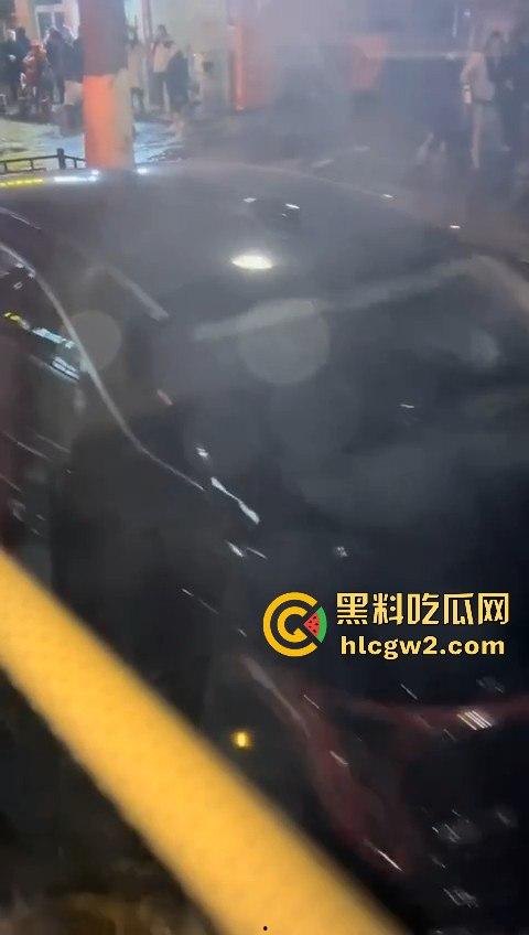 西安朱雀大街海水倒灌？小寨路口凌晨惊现黑色经典，西安的趵突泉上线了！-2