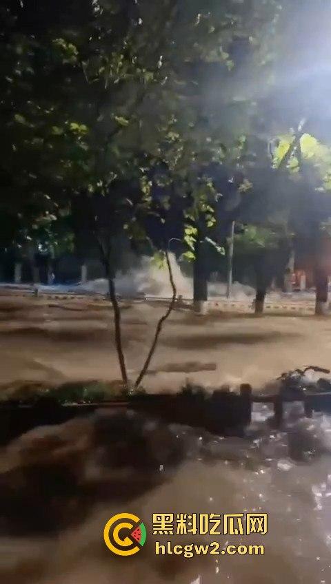 西安朱雀大街海水倒灌？小寨路口凌晨惊现黑色经典，西安的趵突泉上线了！-5