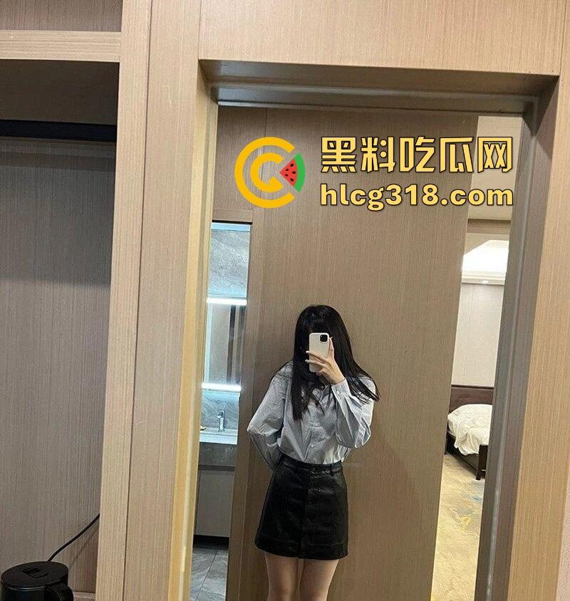 南京大学清纯校园女神【陈伊莉】下海兼职视频曝光！极品尤物被金主拴狗链爆干！-2