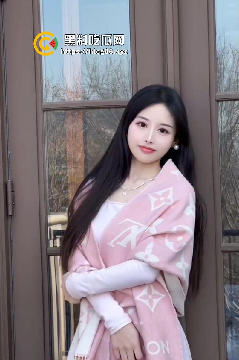 高颜值性感御姐【林晓怡】出轨被老公曝光视频，酒店情趣黑丝跳蛋调教 大屌直插花蕊，操的骚鸡淫叫连连！-1