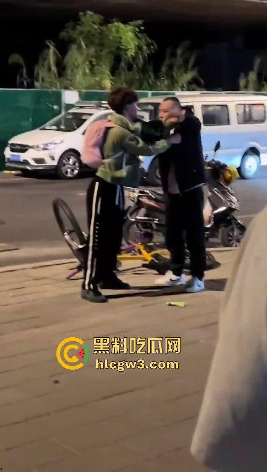 福州酒懵子喝酒喝得发疯，怼孩子当出气筒，要是孩子有刀估计当天就直接火化-1