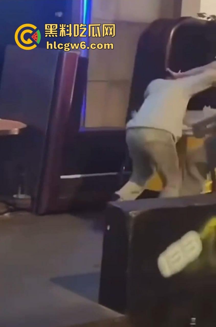 兰桂坊酒后大战，小伙醉酒直接上演抓奶神功龙爪手，妹子奶子被抓红怒而还手，两人街头扯头发打成一团！-3