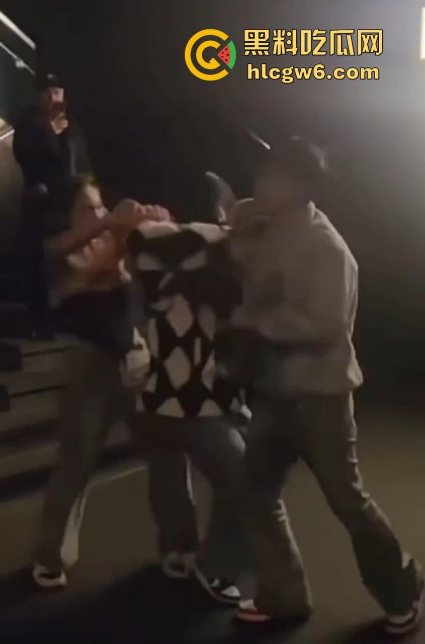 兰桂坊酒后大战，小伙醉酒直接上演抓奶神功龙爪手，妹子奶子被抓红怒而还手，两人街头扯头发打成一团！-6