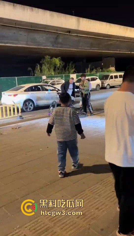 福州酒懵子喝酒喝得发疯，怼孩子当出气筒，要是孩子有刀估计当天就直接火化-7