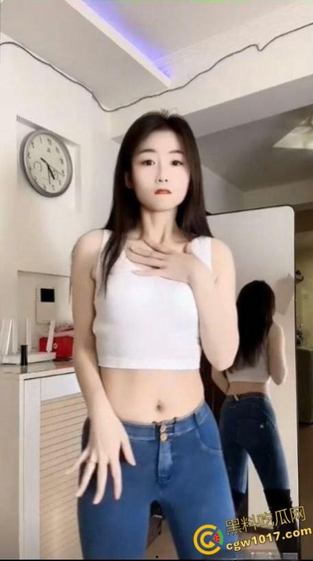 抖音绝美高颜值少妇【笑笑很甜】，骚舞视频流出，身材纤细性感妖娆，黑森林逼毛茂盛得像丛林！-3