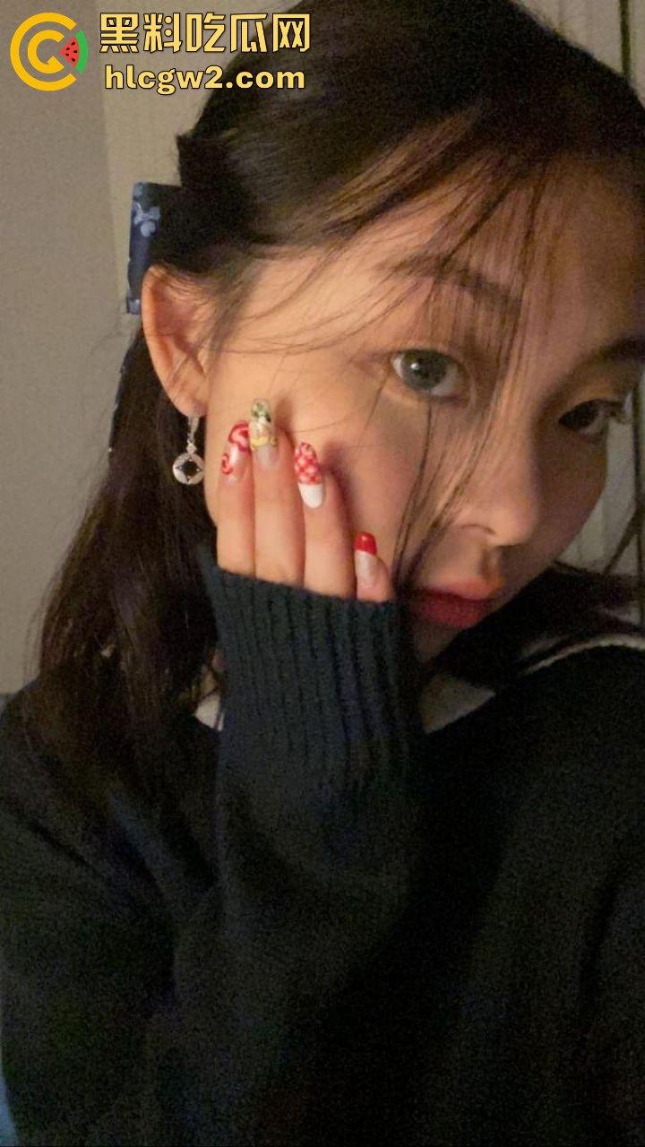 香港巨乳学霸『孟雪梨』奶子大到让人上火！双大奶能让课堂全校性骚动，教授都想钻进她奶里拱一拱！-1