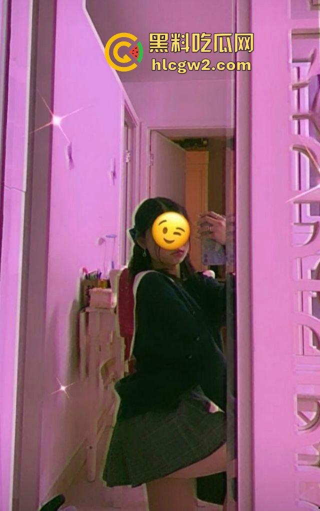 香港巨乳学霸『孟雪梨』奶子大到让人上火！双大奶能让课堂全校性骚动，教授都想钻进她奶里拱一拱！-6