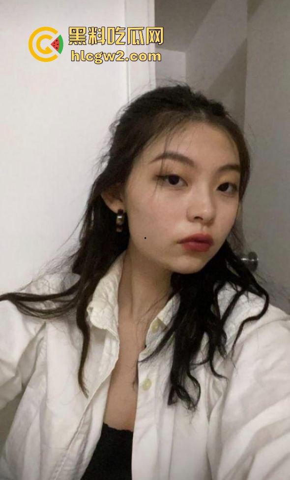 香港巨乳学霸『孟雪梨』奶子大到让人上火！双大奶能让课堂全校性骚动，教授都想钻进她奶里拱一拱！-7