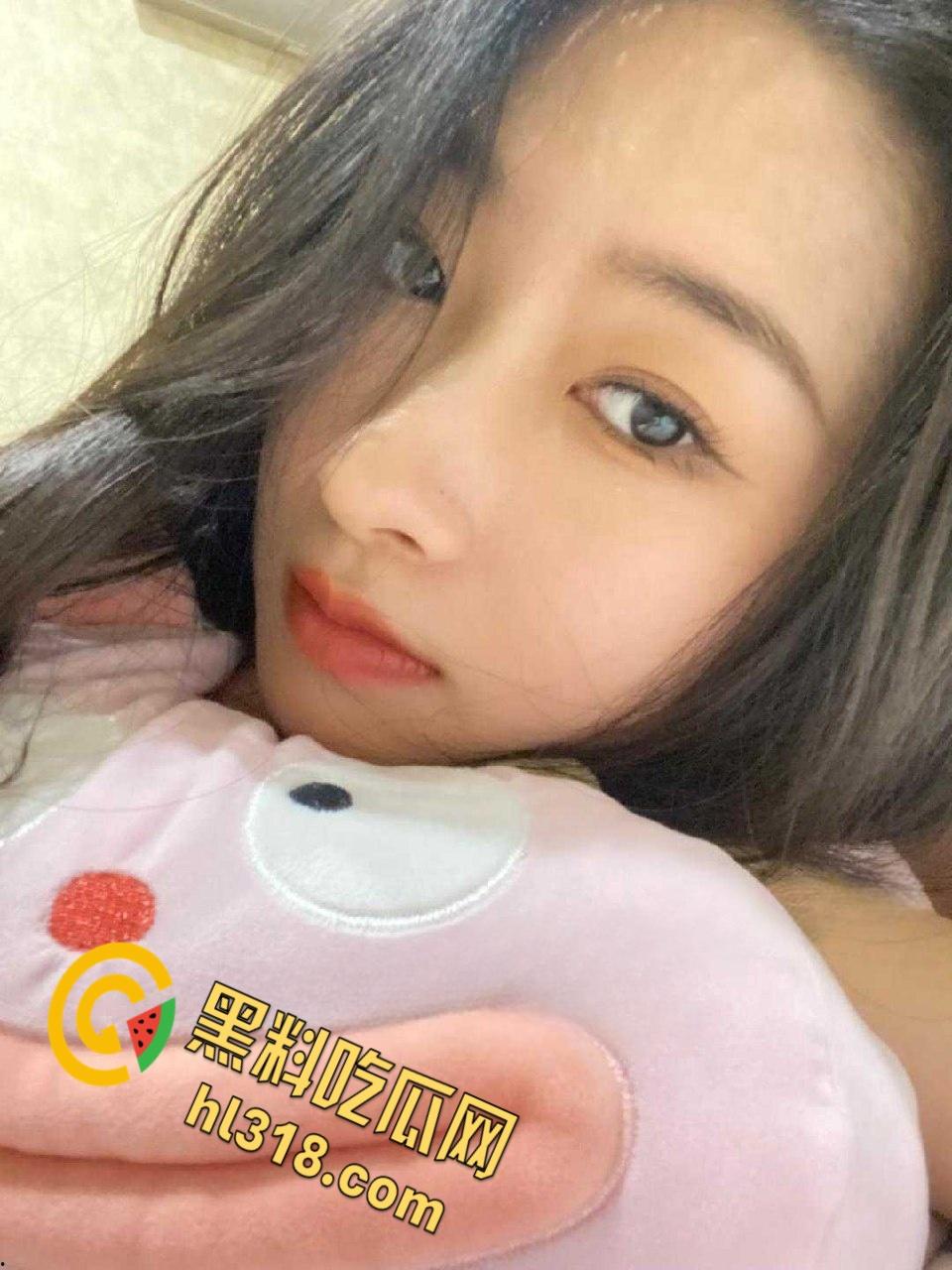 纯情反差女大学生的放荡生活，海滩露脸全裸秀，无毛一线天嫩穴性感诱人，回到酒店饥渴的男友直捣黄龙！-3