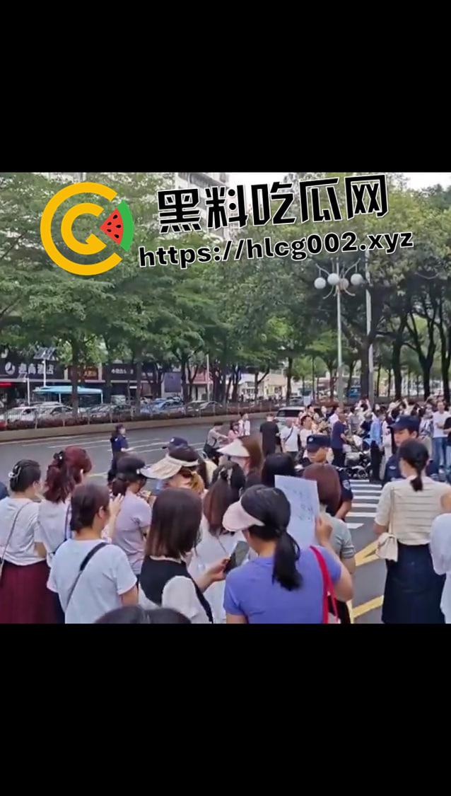 全网封禁相关话题！深圳螺岭社区学区问题抗议 多名家长被捕 抖音微博被下架视频流出-5
