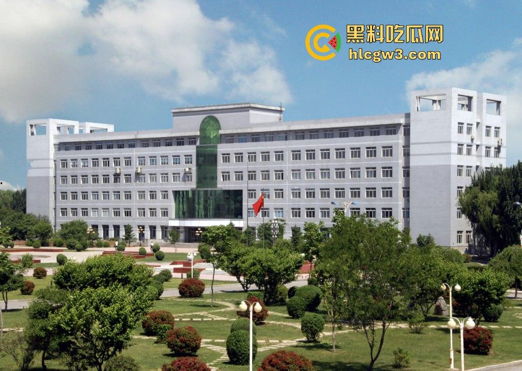 沈阳医学院一对骚男女校内长椅上脱裤子抠逼 现场搞调教 尺度大得像在拍小黄片 真把学校当野战场了！-8