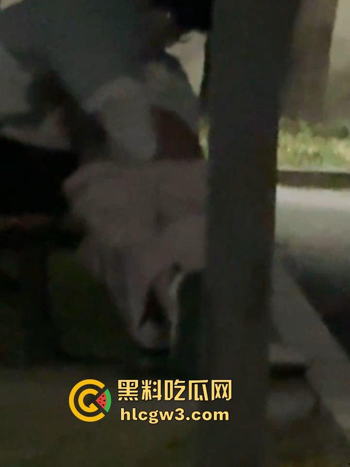 沈阳医学院一对骚男女校内长椅上脱裤子抠逼 现场搞调教 尺度大得像在拍小黄片 真把学校当野战场了！-12