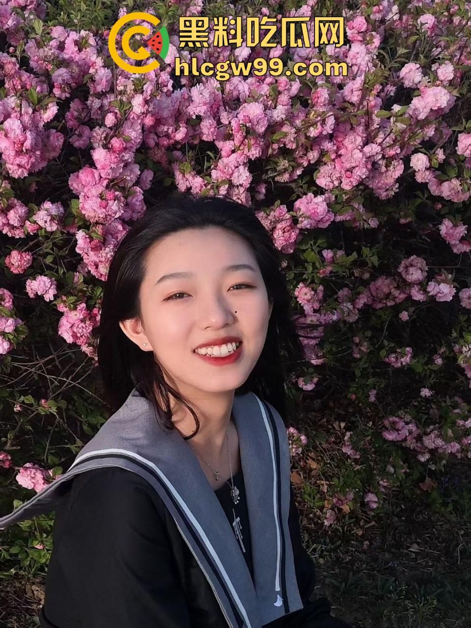 不知羞耻的骚母狗，竟在奶奶面前塞跳蛋自慰疯狂揉穴，高潮表情很夸张真是刺激！-1