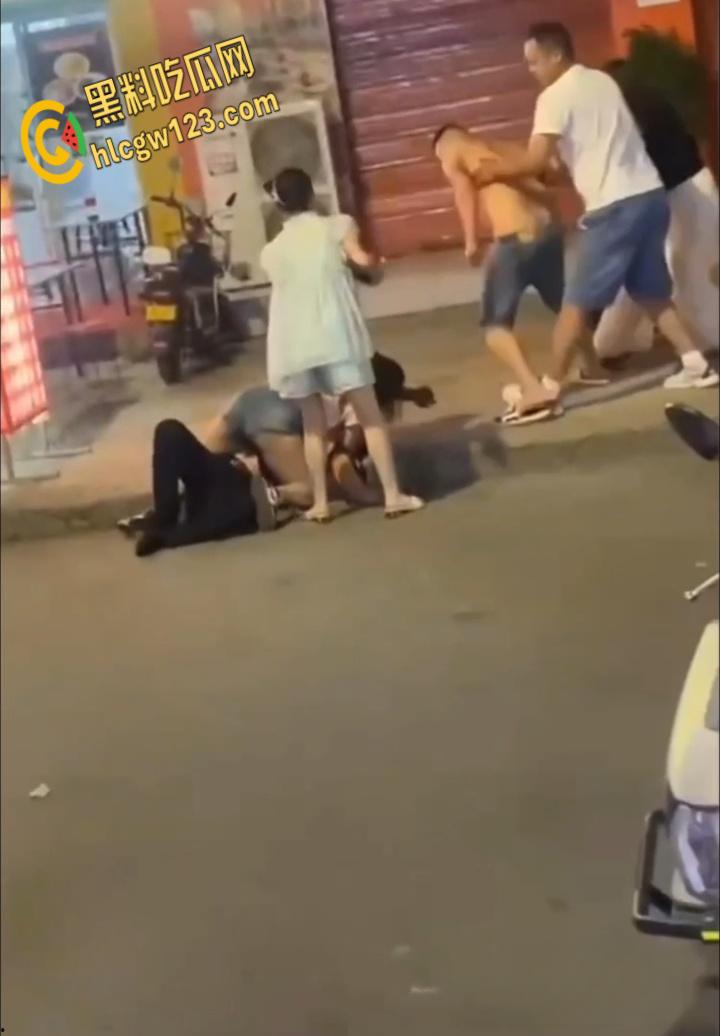 陕西城固县街头发生砍人事件， 疑似纹身男老婆出轨， 小白脸被当场杀头 !-5