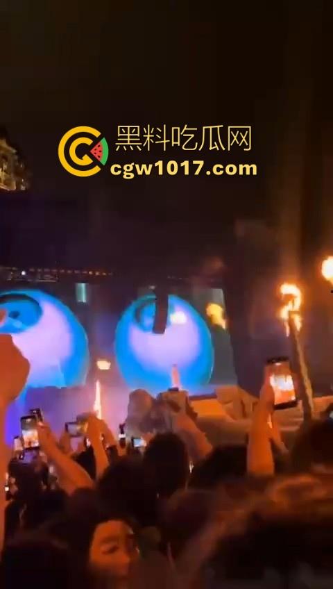 澳门travis演唱会蹦迪现场秒变ufc打斗大赛，精神小伙摇头晃脑引发口角纠纷，直接在场下互殴了起来，这就是嘻哈？-2