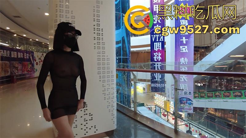 露出界天花板，御姐女神露出合集，和姐妹一起在农村，老头面前全裸送福利，大爷们眼睛都看傻了！-4